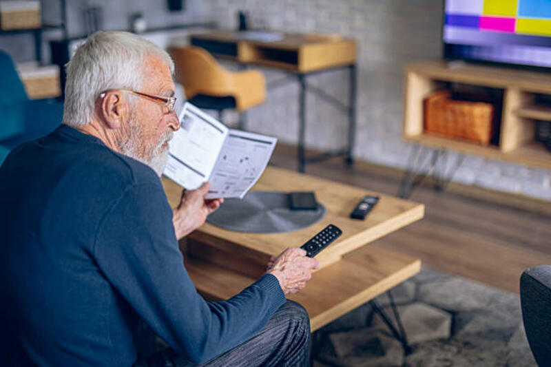 senior-man-trying-to-fix-a-problem-with-tv-signal.jpg (612×408)