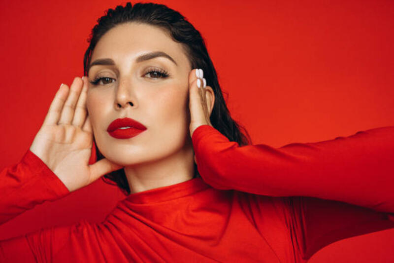 momen kepercayaan diri dan fokus yang kuat - woman with makeup potret stok, foto, &amp; gambar bebas royalti