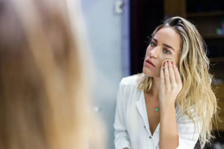 5 Ide Touch Up Simpel saat Liburan Cukup dengan Powder Foundation