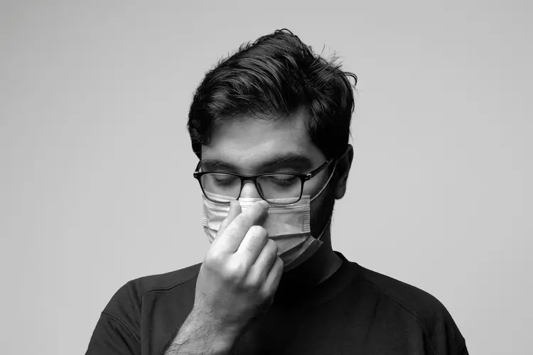 Stop Tularin Kolega! Etika Pakai Masker Saat Batuk dan Flu di Kantor
