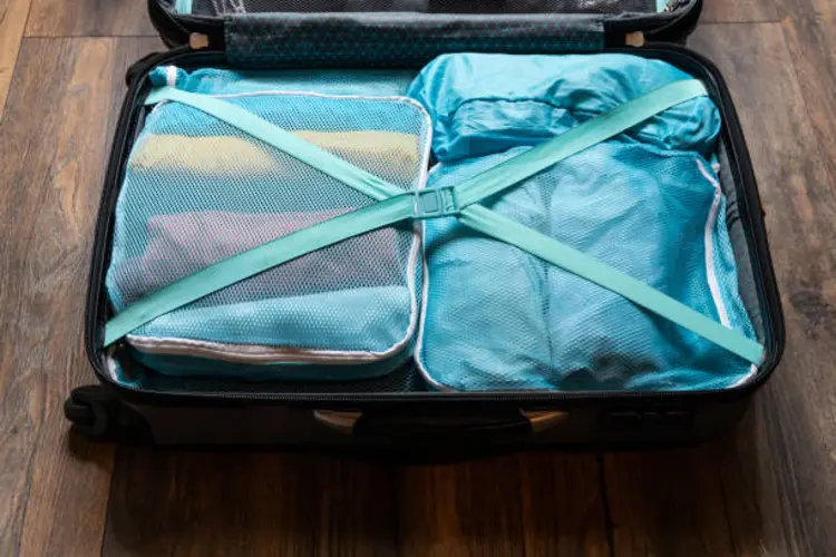 10 Trik Packing Baju agar Koper Tidak Penuh Saat Traveling