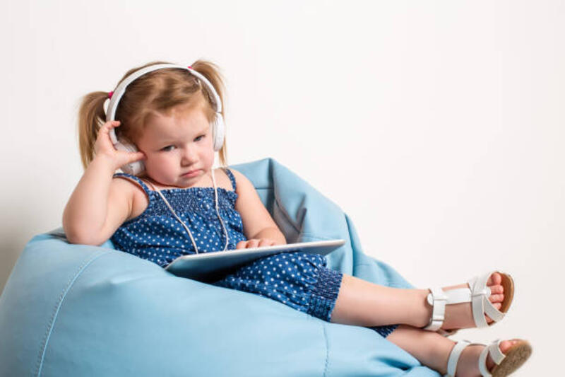 gadis-kecil-yang-lucu-di-headphone-mendengarkan-musik-menggunakan-tablet-dan-tersenyum-sambil.jpg (612×408)
