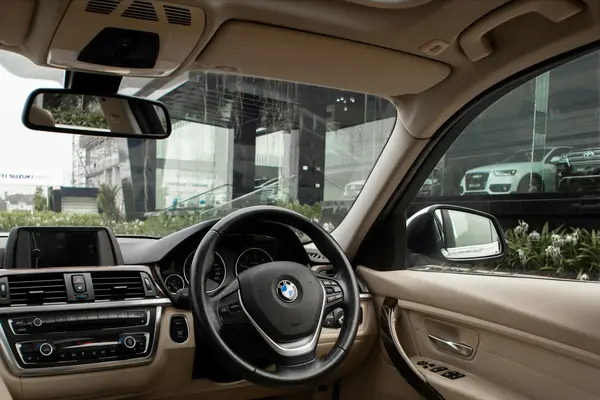 Lindungi Interior Mobil dari Panas Matahari dengan Payung Pelindung Kaca Depan
