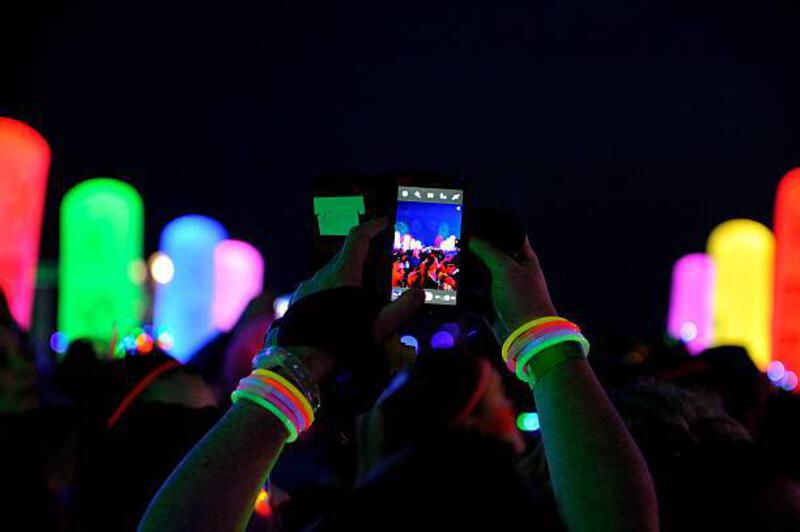 shooting-a-smartphone-picture-at-an-event.jpg (612×407)