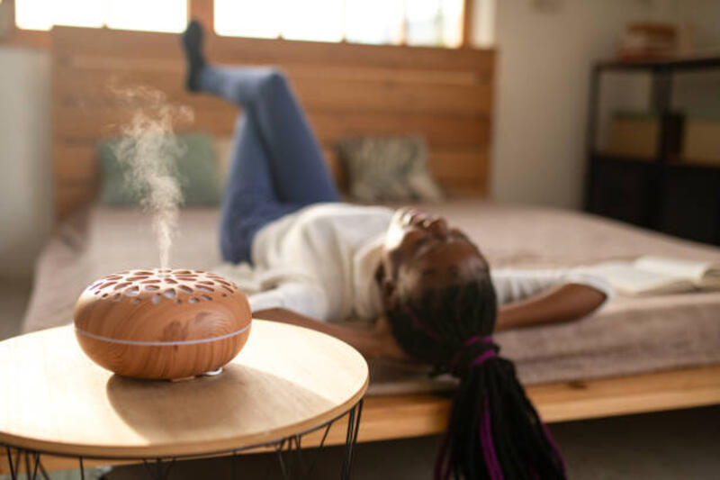 young-woman-relaxing-at-home.jpg (612×408)