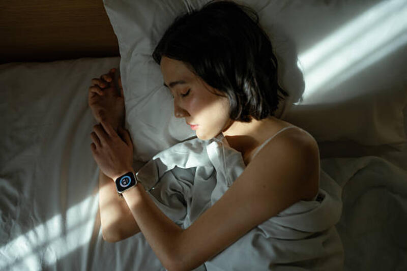 woman-sleeping-peacefully-in-bed-wearing-a-smart-watch-to-track-her-sleep.jpg (612×408)
