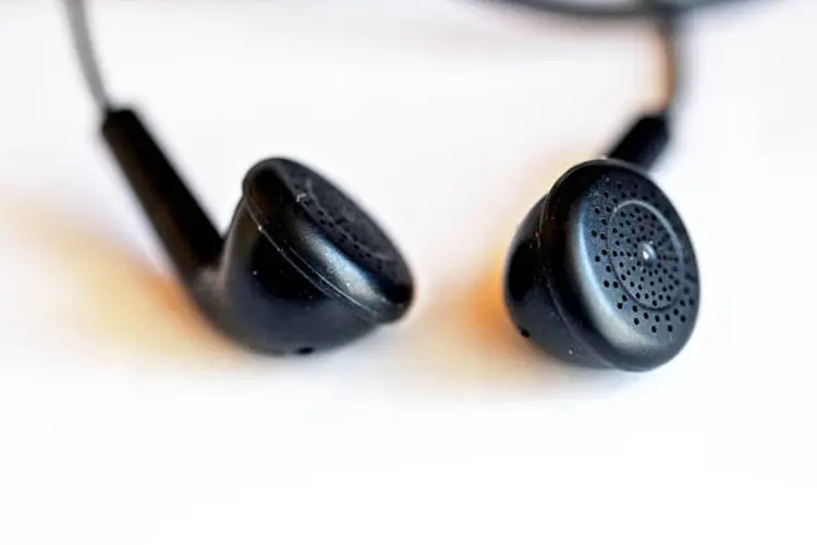 Earphone Bau dan Kotor? Begini Cara Membersihkannya Agar Tetap Higienis!