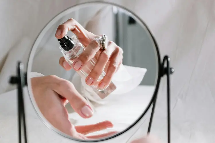 Kenapa Wangi Parfum Wanita Bisa Berubah-ubah Sepanjang Bulan?