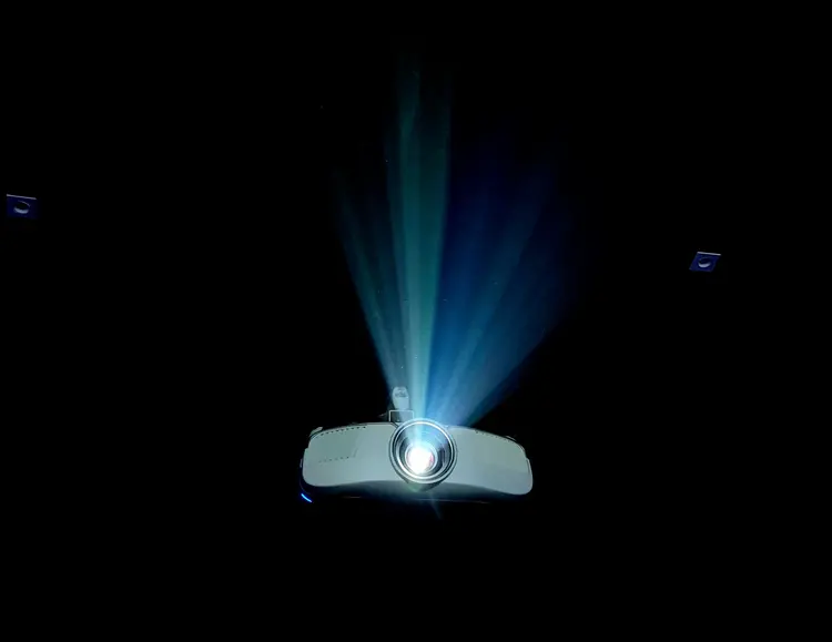 Kerja dari Mana Aja Jadi Gampang dengan Projector Portable untuk Kantor Modern
