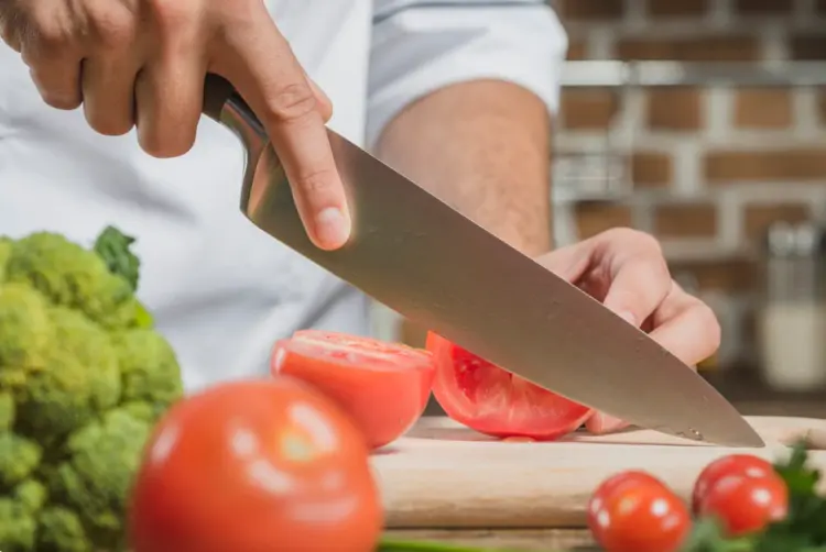 5 Kesalahan Umum dalam Menggunakan Pisau Dapur yang Perlu Dihindari