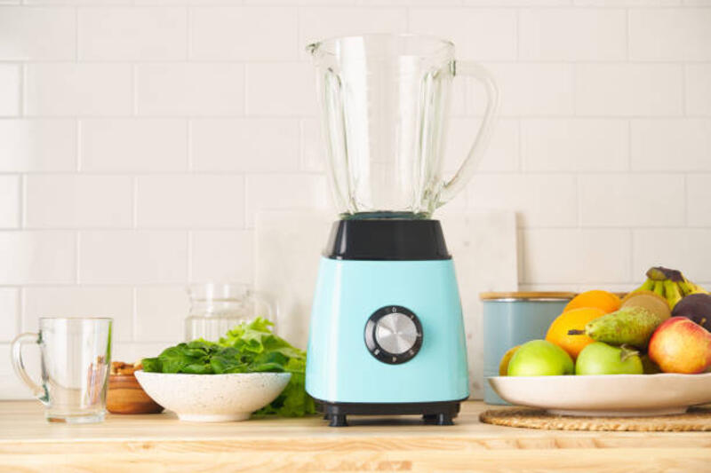 Blender dan campuran buah beri, buah-buahan dan sayuran untuk smoothie hijau vegan dengan ruang copy