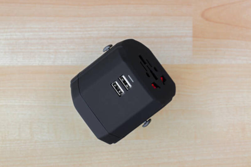 universal power adapter, colokkan untuk perjalanan dengan port usb ganda. semua dalam satu adaptor perjalanan - travel adaptor phone potret stok, foto, &amp; gambar bebas royalti