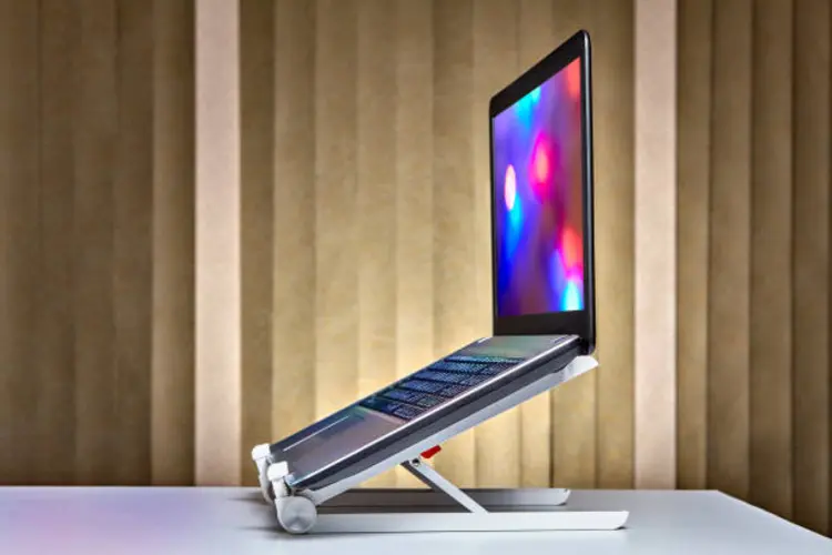 Pakai Laptop Stand untuk Gaming, Apakah Worth It?