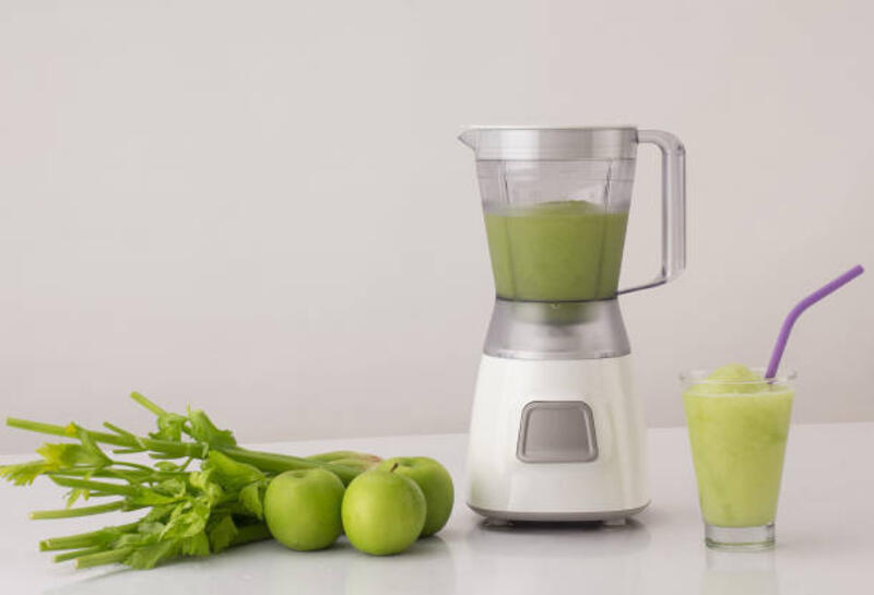 blender dengan seledri dan apel di meja dapur - blender glass vs plastic potret stok, foto, & gambar bebas royalti