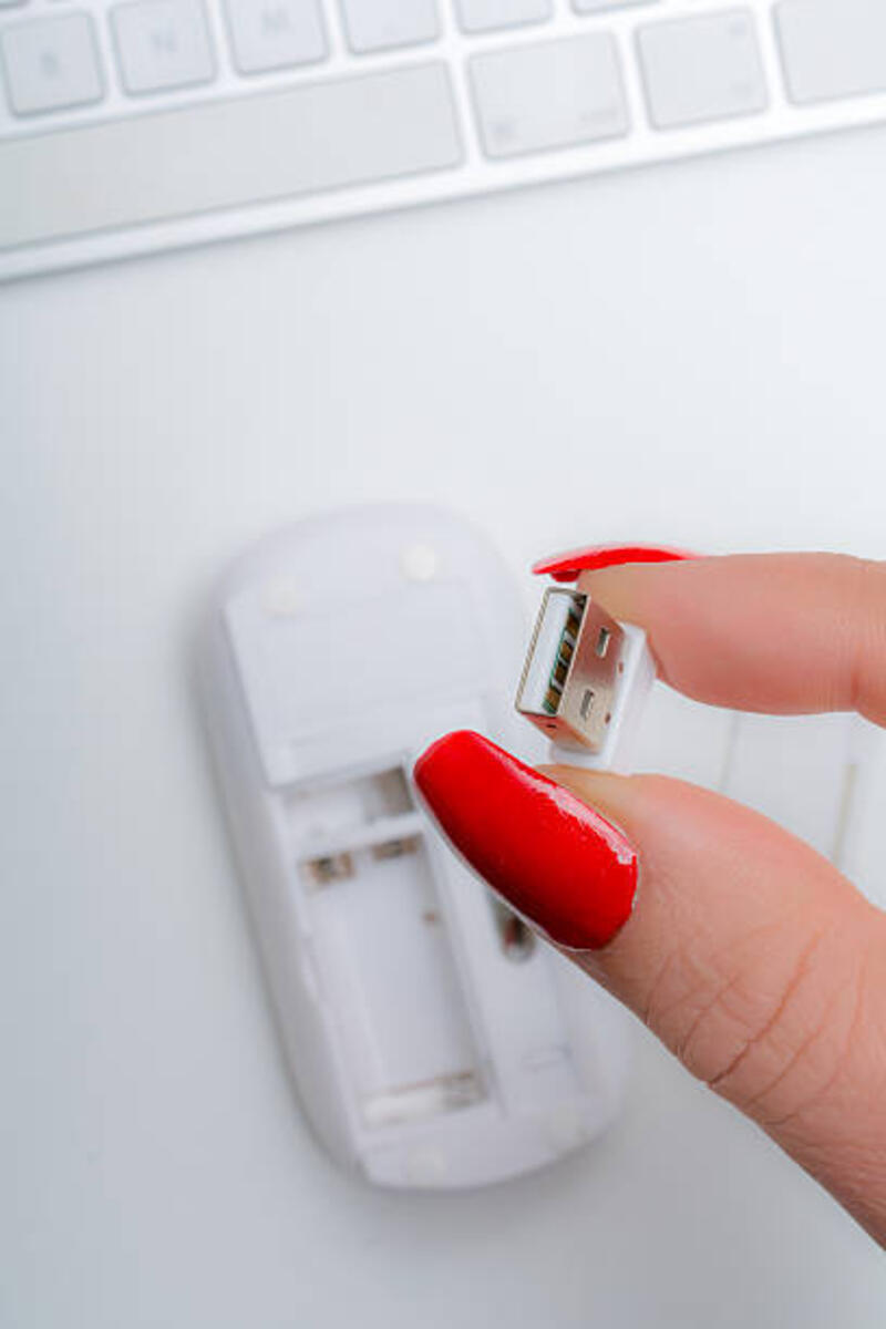 pemancar bluetooth usb dari mouse optik - mouse dongle potret stok, foto, & gambar bebas royalti
