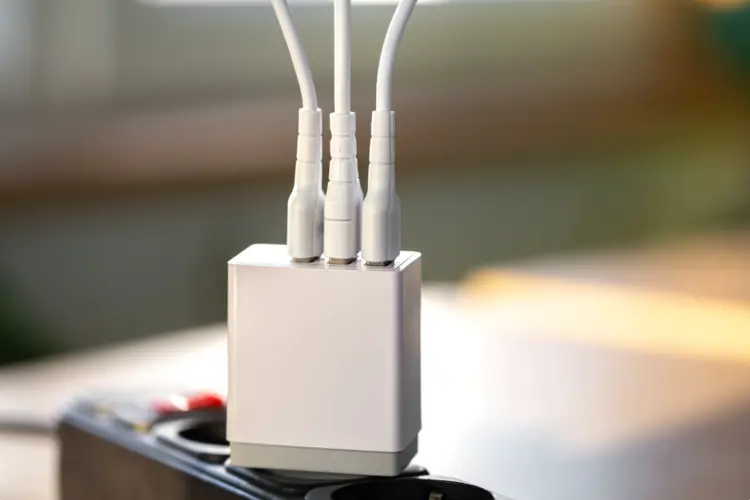 Punya Banyak Gadget Tapi Colokan Terbatas? Multi Port Charger Bisa Jadi Solusi Praktis!