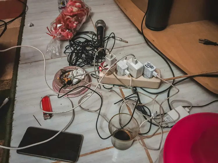 Korsleting Mengintai? Kenali Tanda Kabel Rusak Karena Kekusutan!