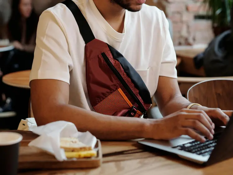 Bebas Repot Bawa Ponsel! Inilah Trik Cerdas Menjaga Ponsel Tetap Dekat Saat Beraktivitas