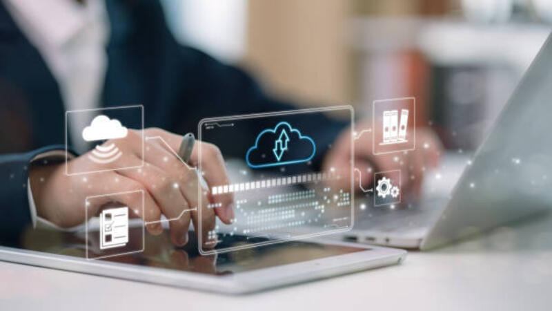 pengusaha yang menggunakan teknologi cloud computer dan penyimpanan online untuk ide jaringan bisnis komputer yang terhubung ke layanan server internet untuk transfer cloud ditampilkan di masa depan network of data. - cloud storage potret stok, foto, & gambar bebas royalti