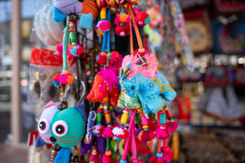 belanja di pasar tradisional aksesoris buatan tangan di kota tua pulau phuket di thailand - bag charm lucu potret stok, foto, &amp; gambar bebas royalti