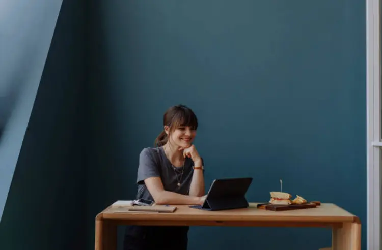Bagaimana Cara Memilih Tablet Holder yang Nyaman untuk Bekerja? Simak Tips Praktisnya!