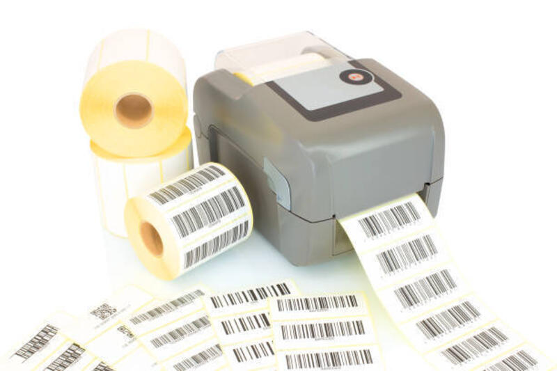 gulungan label putih, kode batang cetak, dan printer terisolasi di latar belakang putih dengan pantulan bayangan. gulungan label putih dengan printer. label untuk pencetakan transfer termal atau termal langsung. - thermal printer potret stok, foto, & gambar bebas royalti