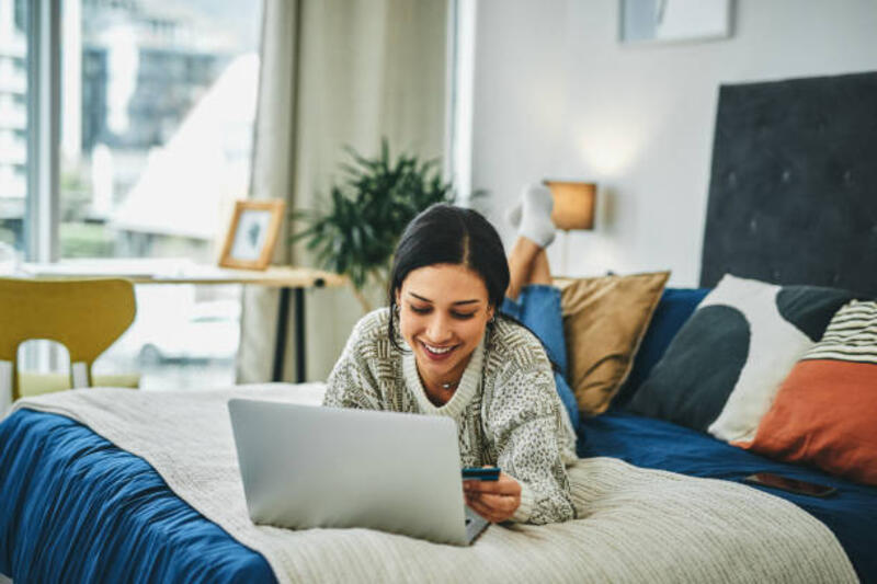 cara cashless adalah cara yang nyaman - laptop on bed potret stok, foto, & gambar bebas royalti