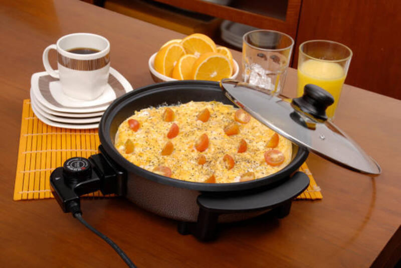 panci multifungsi listrik; foto di latar belakang kayu - menggunakan wajan elektrik potret stok, foto, &amp; gambar bebas royalti