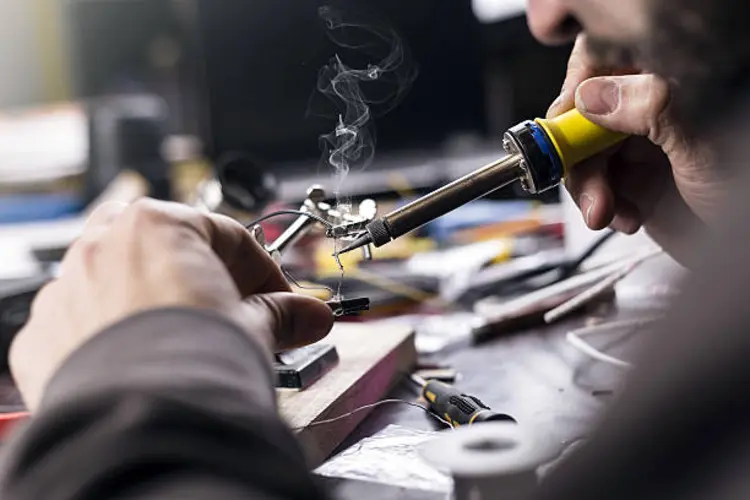 7 Cara Menggunakan Solder Iron yang Aman untuk Pemula
