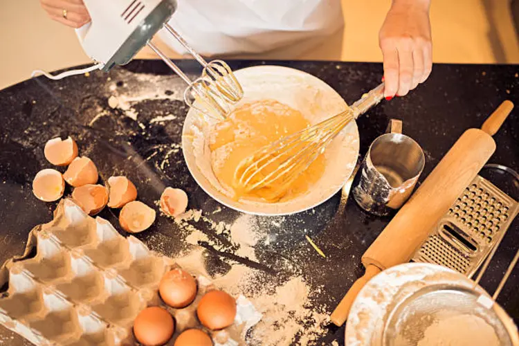 Dapur Anti Berantakan, Ini Dia Cara Ampuh Biar Adonan Gak Muncrat Saat Pakai Hand Mixer!