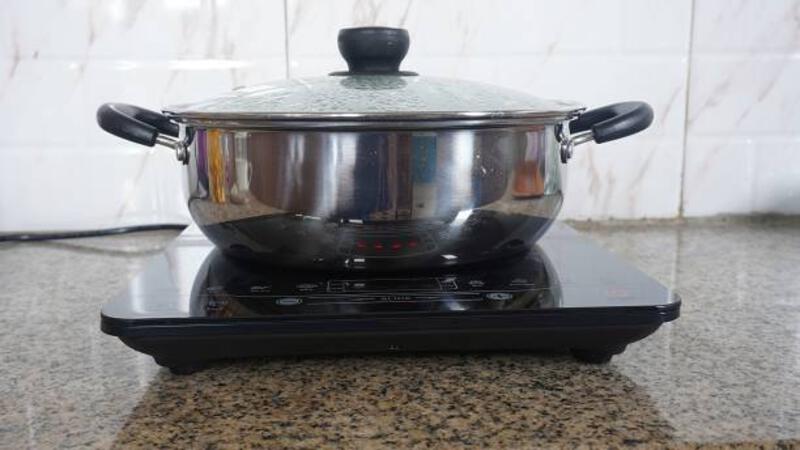 kompor listrik dengan panci mendidih dengan latar belakang keramik di dapur - kompor induksi potret stok, foto, &amp; gambar bebas royalti