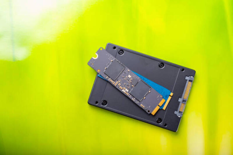 hard drive nvme baru yang lebih cepat pada yop ssd - ssd nvme potret stok, foto, & gambar bebas royalti