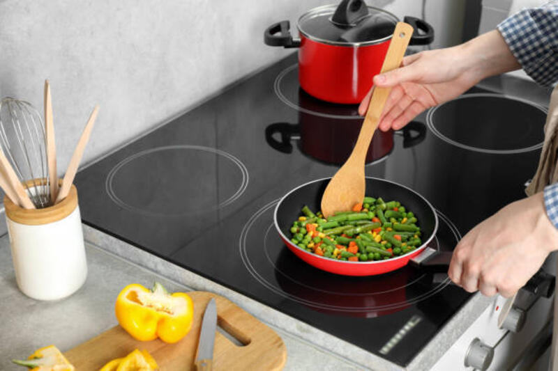 wanita-memasak-campuran-sayuran-lezat-dalam-wajan-di-rumah-closeup.jpg (612×408)