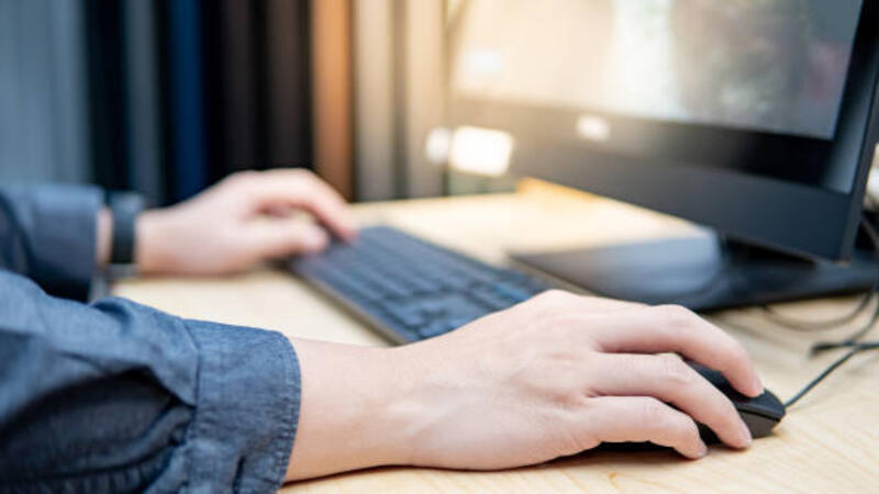 memegang tetikus komputer saat menggunakan komputer - keyboard click potret stok, foto, & gambar bebas royalti