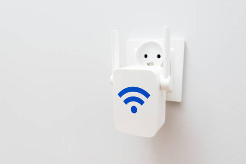 wireless-wi-fi-repeater-on-white-wall-indoors.jpg (612×408)