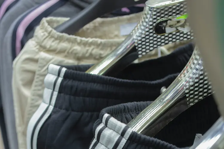 Tampil Rapi Tanpa Gerah! Kenapa Jogger Pants Jadi Kunci Street Style Pria Modern?