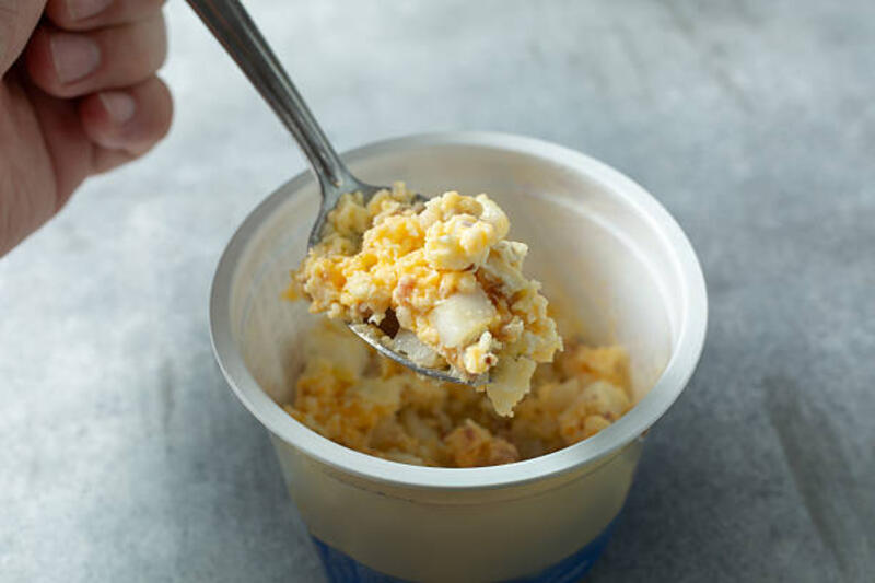 sesendok mangkuk sarapan instan - scrambled egg microwave potret stok, foto, &amp; gambar bebas royalti