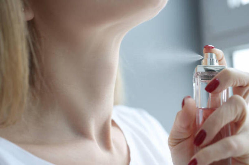 Woman sprinkling perfume on her neck closeup Woman sprinkling perfume on her neck closeup. Sale of perfumery concept skin scent stock pictures, royalty-free photos &amp; images