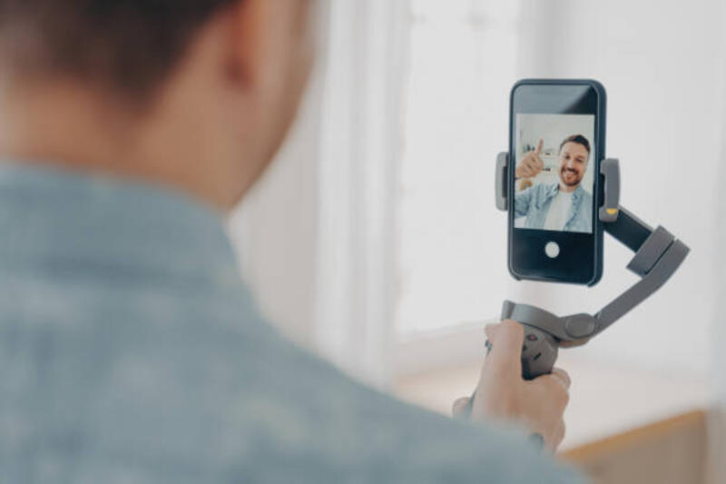 pria-muda-berambut-cokelat-tersenyum-tampan-dengan-janggut-membuat-selfie-di-smartphone.jpg (612×408)