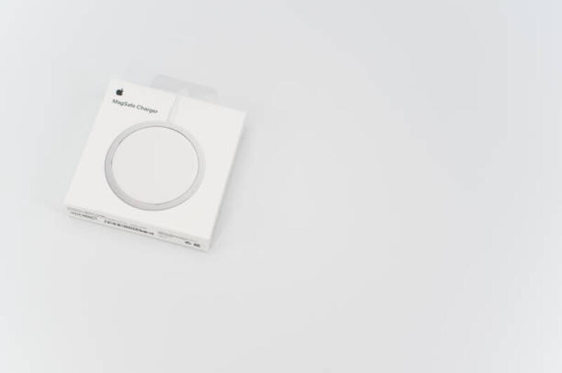 pengisi daya smartphone nirkabel magsafe dalam kotak di atas meja putih - magsafe plate potret stok, foto, &amp; gambar bebas royalti