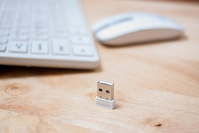 keyboard dan mouse di atas meja kayu - wireless keyboard dongle potret stok, foto, & gambar bebas royalti