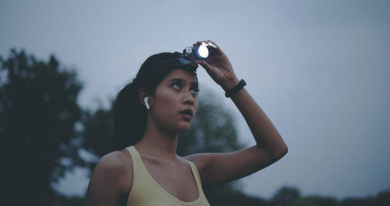 wanita muda cantik menggunakan senter di kepala saat jogging di malam hari - senter kepala potret stok, foto, &amp; gambar bebas royalti