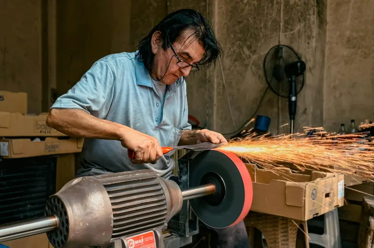 Mengapa Setiap Bengkel Rumahan Butuh Gerinda Duduk?