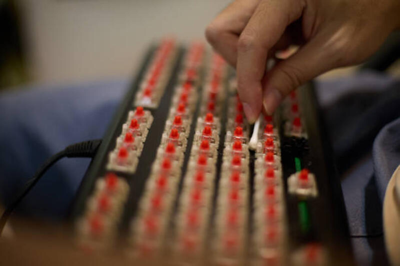 membersihkan-bagian-dalam-keyboard-komputer.jpg (612×408)
