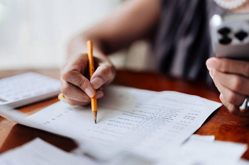 foto wanita senior asia menghitung tagihan keuangan dan tanda terima, mengelola perbankan pribadi dan keuangan dengan ponsel pintar di ruang tamu di rumah. gaya hidup pensiun. lansia dan teknologi. konsep keuangan rumah. mengelola pajak dan keuangan. - finance report potret stok, foto, &amp; gambar bebas royalti