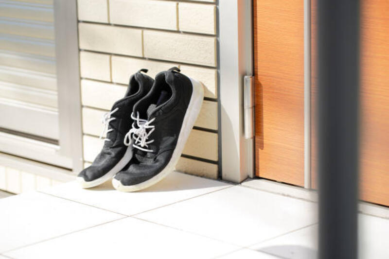 sepatu kets ditempatkan di depan pintu masuk - drying shoe potret stok, foto, & gambar bebas royalti