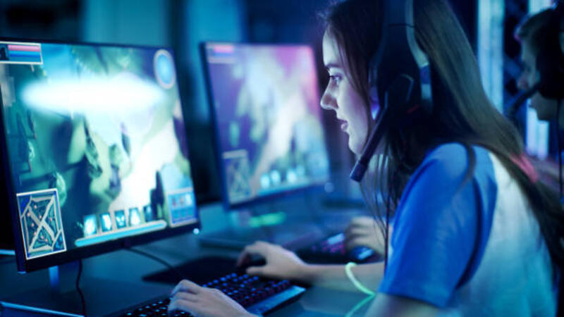 gamer gadis profesional bermain di mmorpg / strategi video game di komputernya. dia berpartisipasi dalam turnamen game cyber online, bermain di rumah, atau di internet cafe. dia memakai headset game. - playing games on pc potret stok, foto, & gambar bebas royalti