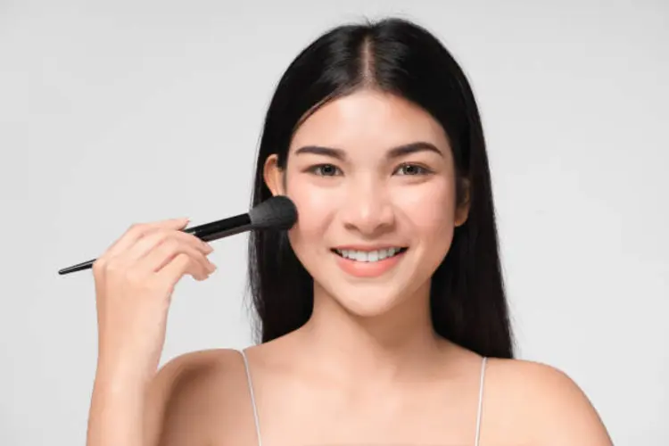 Biar Nggak Menor, Begini Cara Pakai Liquid Blush yang Benar