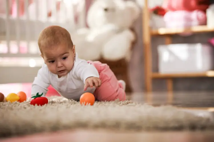 Orang Tua Membiarkan Bayi Bermain Sendiri, Apa Boleh?