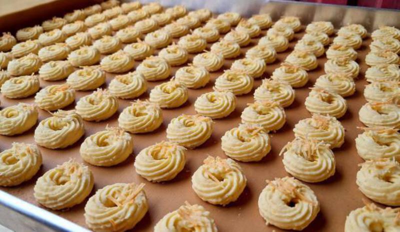 crispy and melt-in-your-mouth sagu keju cookies made from sago flour and topped with cheese. this delightful indonesian snack is perfect for festive occasions or a light treat. - kue sagu keju potret stok, foto, &amp; gambar bebas royalti